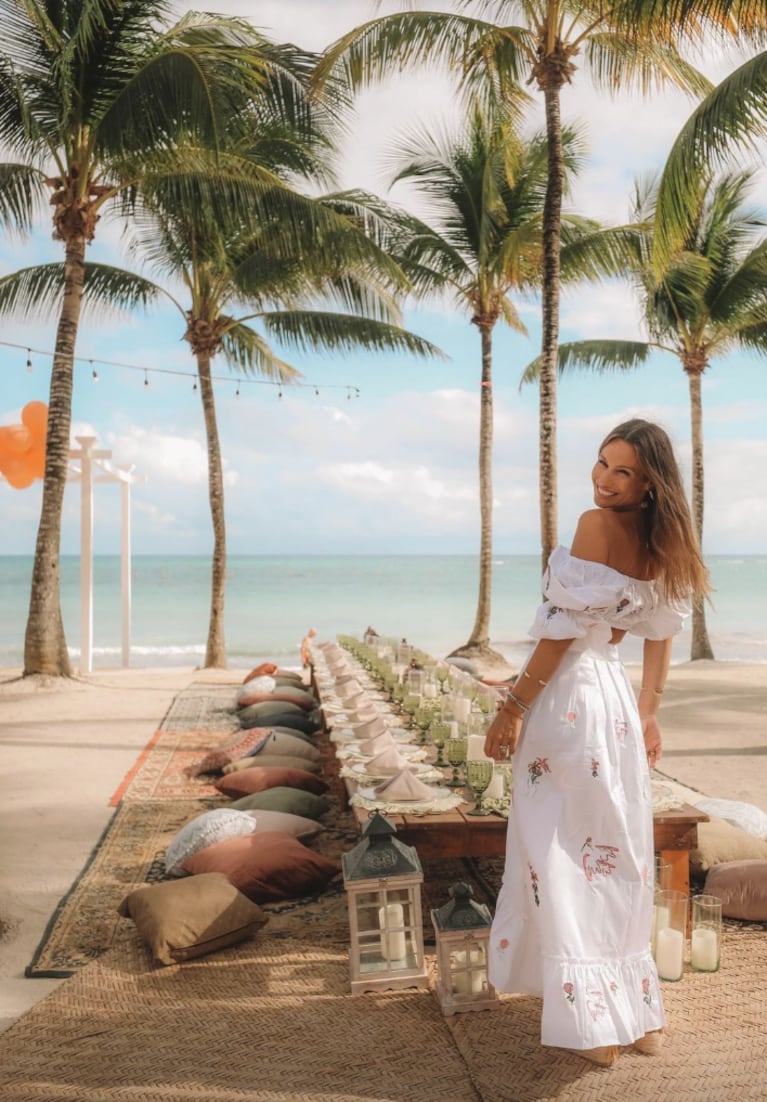 El look “coquette” de Pampita para celebrar su cumpleaños en Cancún: falda con movimiento y top bordado