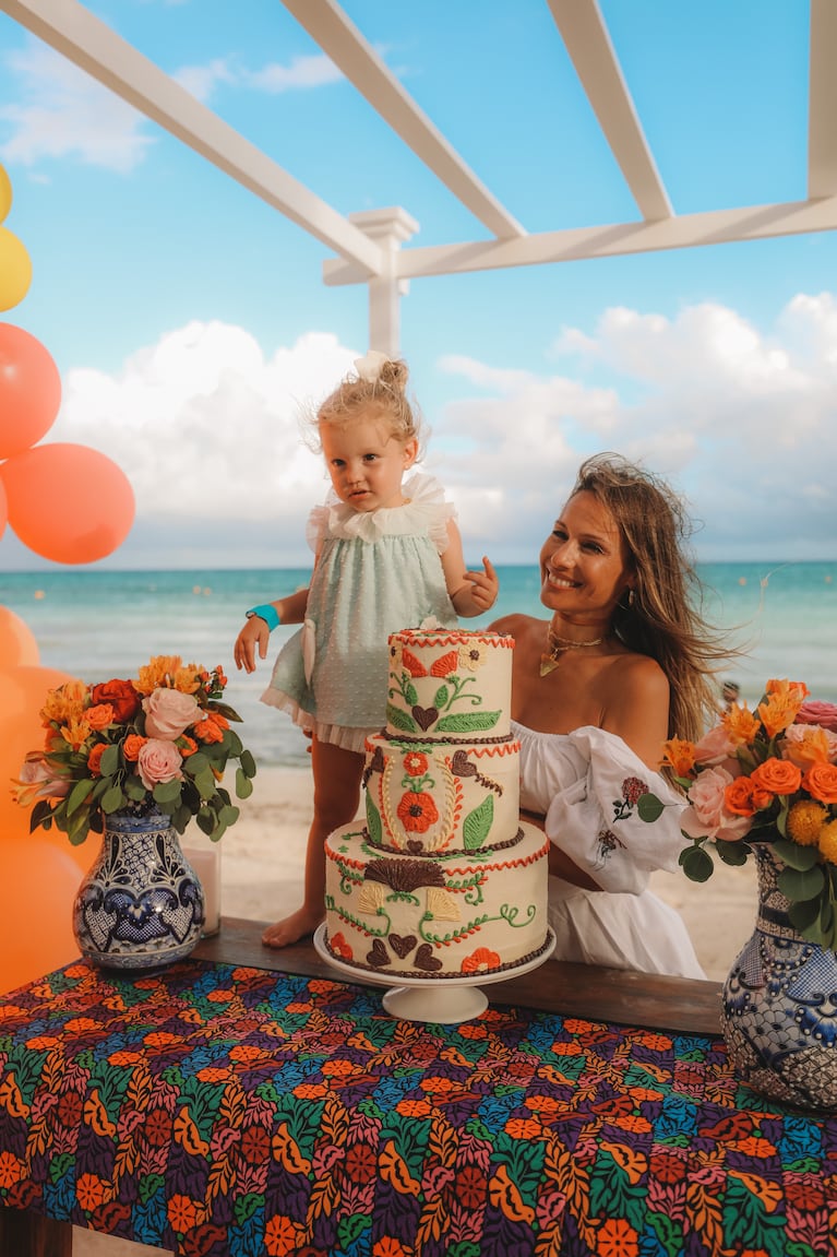 El look “coquette” de Pampita para celebrar su cumpleaños en Cancún: falda con movimiento y top bordado