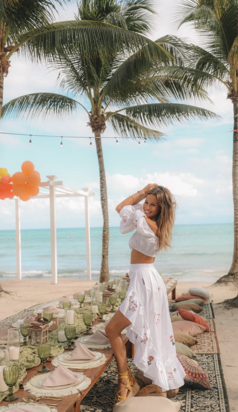 El look “coquette” de Pampita para celebrar su cumpleaños en Cancún: falda con movimiento y top bordado