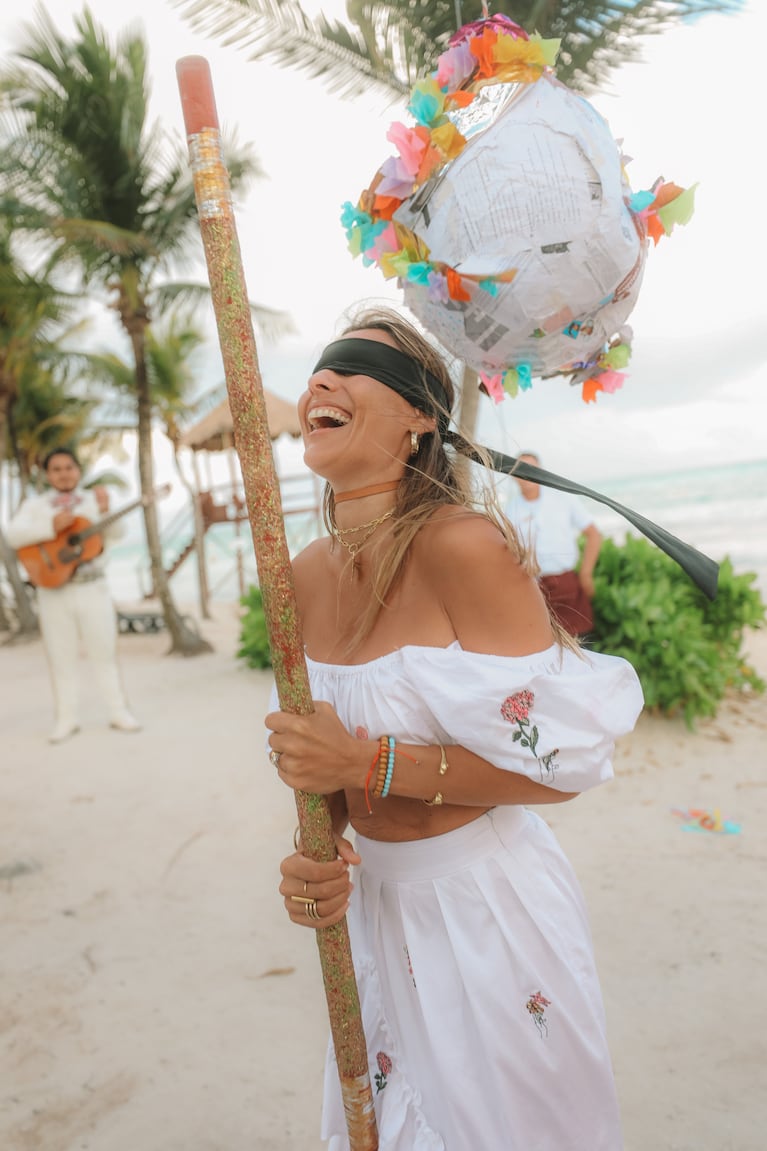 El look “coquette” de Pampita para celebrar su cumpleaños en Cancún: falda con movimiento y top bordado