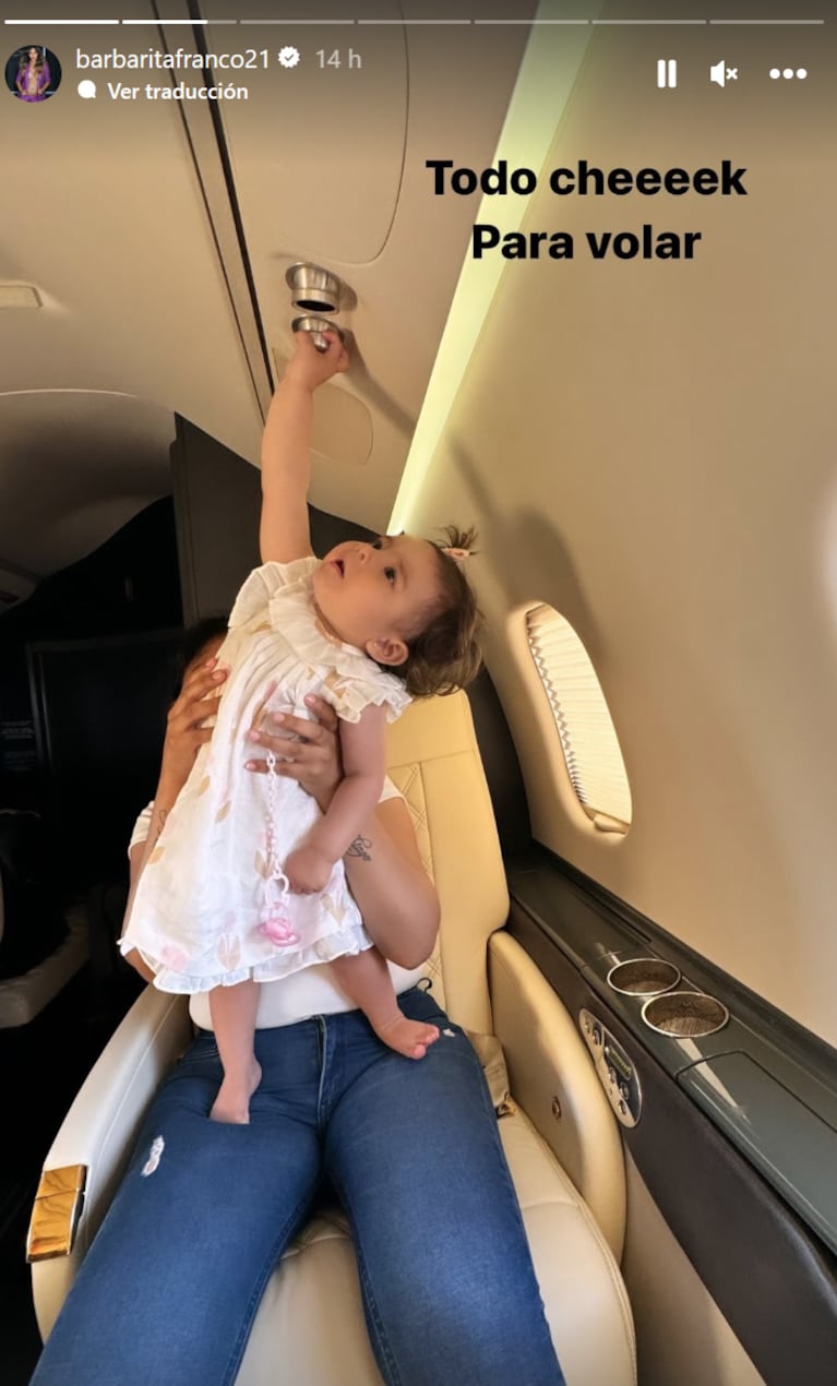 El look “coquette” de Sarah Burlando para viajar en avión privado: vestido con volados y moños rosas