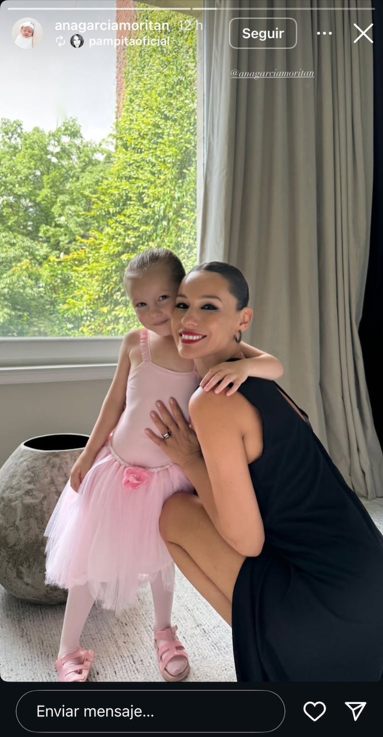 El look de Anita García Moritán para su muestra de ballet: el peinado espejo con Pampita | Créditos: Instagram @pampitaoficial