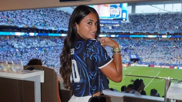 El look de Antonela Roccuzzo para alentar a Messi.