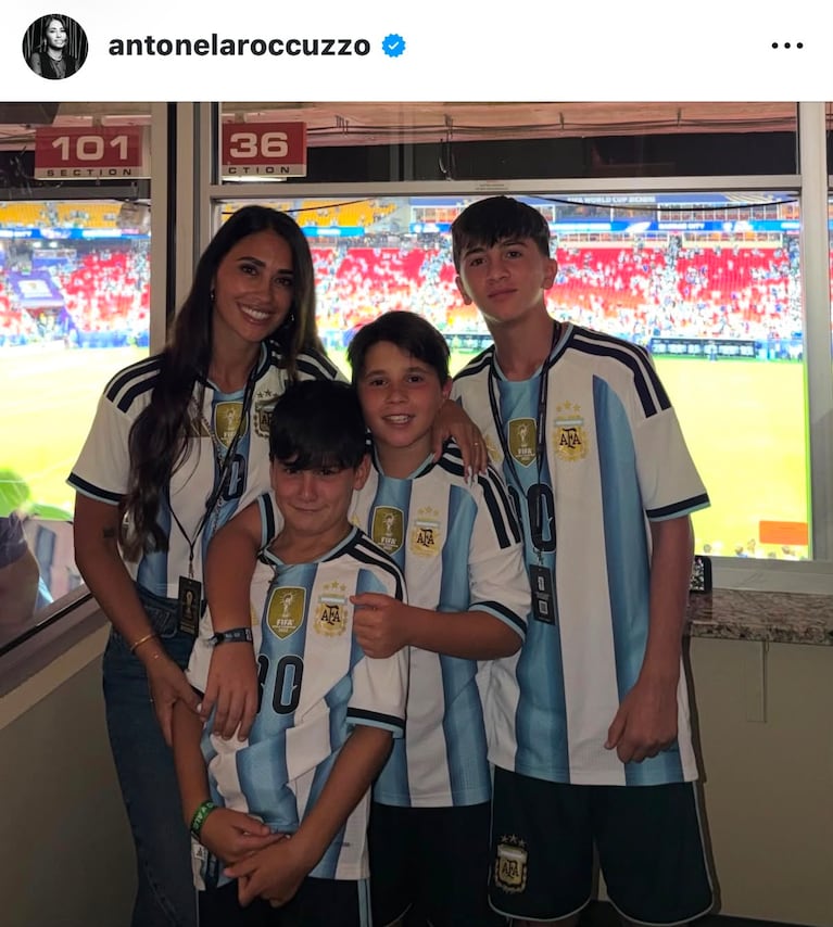El look de Antonela Roccuzzo para el primer partido de la Selección argentina en la Copa Mundial de la FIFA 26™ (Foto: Instagram/@antonelaroccuzzo).