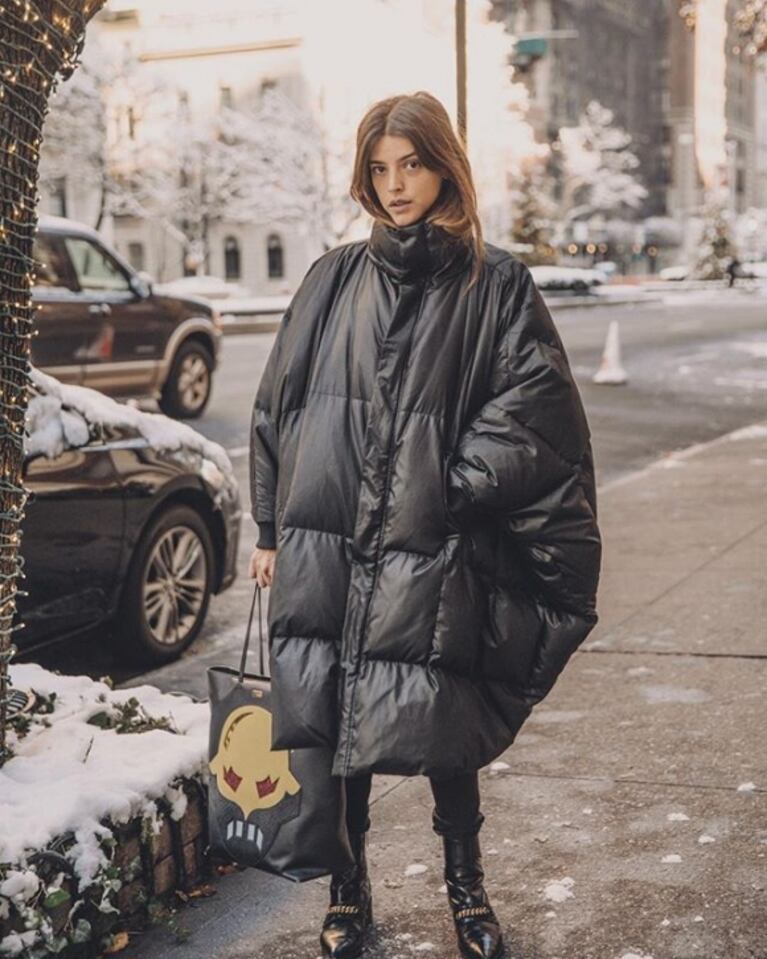 El look de Calu Rivero con una campera súper XL en Nueva York que dividió las aguas