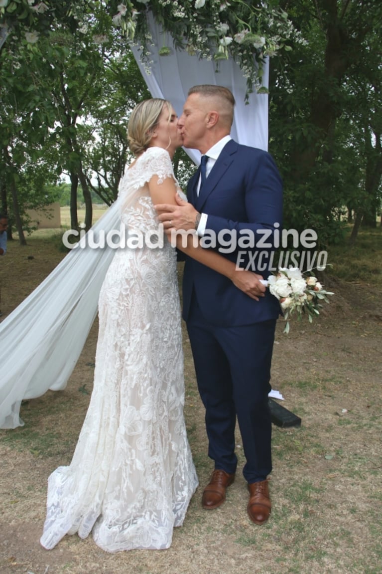 El look de Coni Mosqueira en su boda con Alejandro Fantino: los novios sellaron su amor frente a sus seres queridos