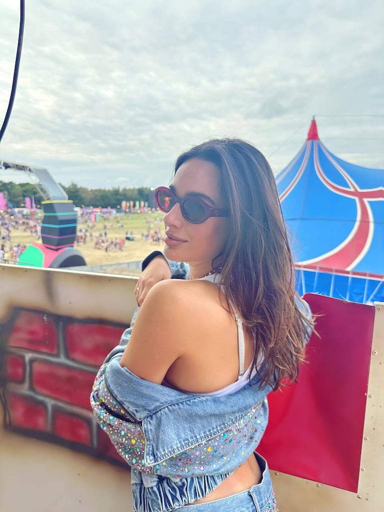 El look de Flor Jazmín Peña para la Creamfields: denim y strass en Manchester | Créditos: Instagram @florjazminpe