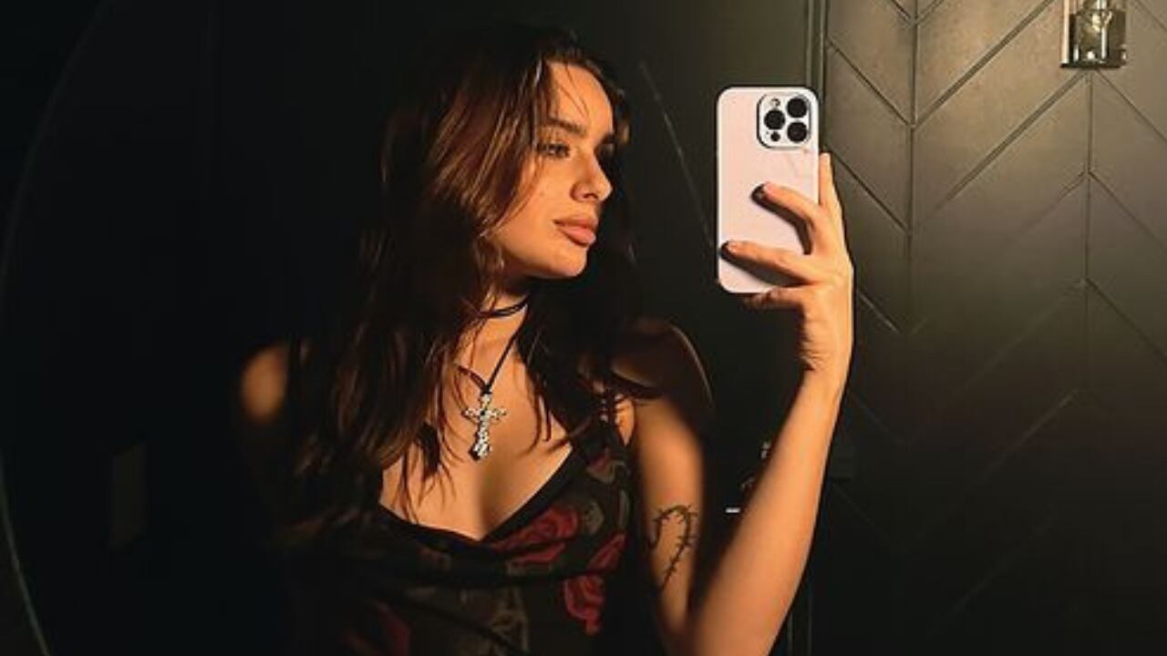 El look de Flor Jazmín Peña para la Creamfields: denim y strass en Manchester | Créditos: Instagram @florjazminpe