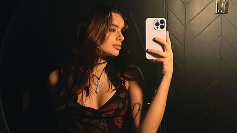 El look de Flor Jazmín Peña para la Creamfields: denim y strass en Manchester | Créditos: Instagram @florjazminpe
