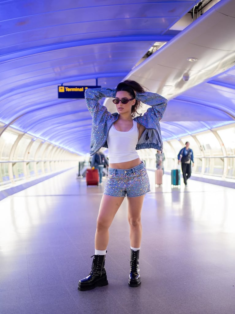 El look de Flor Jazmín Peña para la Creamfields: denim y strass en Manchester | Créditos: Instagram @florjazminpe