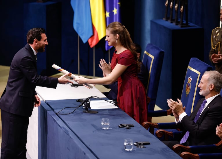 El look de Lionel Messi para recibir su Premio Princesa de Asturias del Deporte (Foto: Instagram).