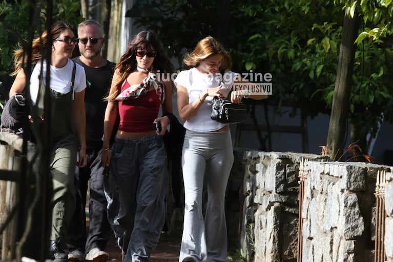 El look de Lucía Celasco para una caminata por Punta del Este (Foto: RS Fotos).