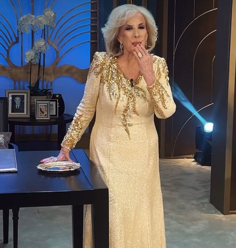 El look de Mirtha Legrand del sábado 4 de abril del 2025 (Foto: captura de Instagram/@lamesazarg).