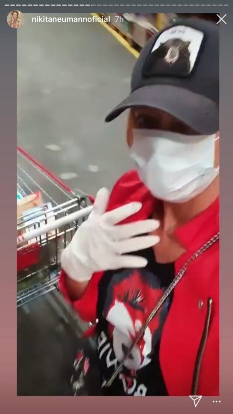 El "look" de Nicole Neumann con barbijo, guantes y gorra para ir a hacer las compras: "¡Despierten!"
