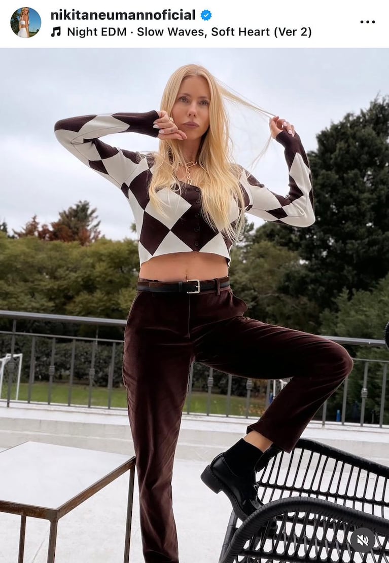 El look de Nicole Neumann en tonos chocolate y rombos (Foto: Instagram/@nikitaneumannoficial)