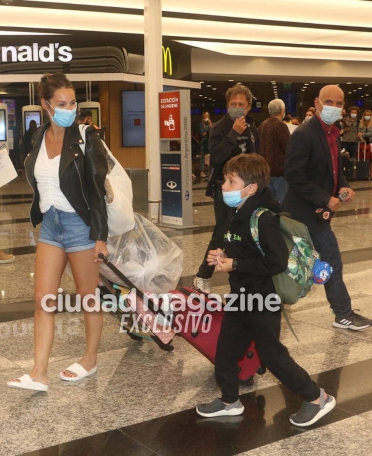 El look de Pampita y su familia en el aeropuerto de Ezeiza tras regresar de sus vacaciones en Punta Cana