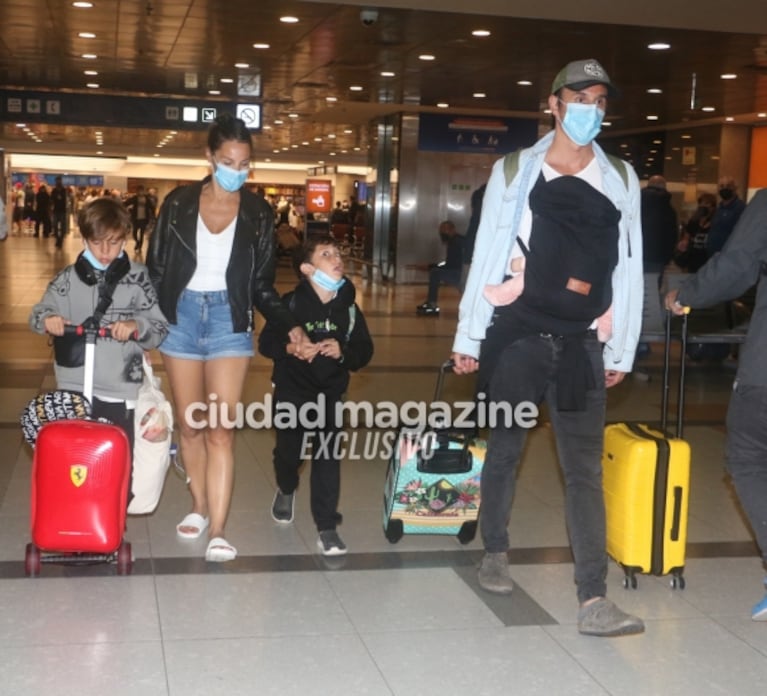 El look de Pampita y su familia en el aeropuerto de Ezeiza tras regresar de sus vacaciones en Punta Cana