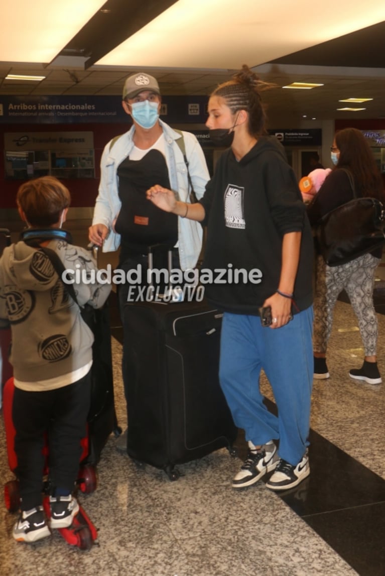 El look de Pampita y su familia en el aeropuerto de Ezeiza tras regresar de sus vacaciones en Punta Cana