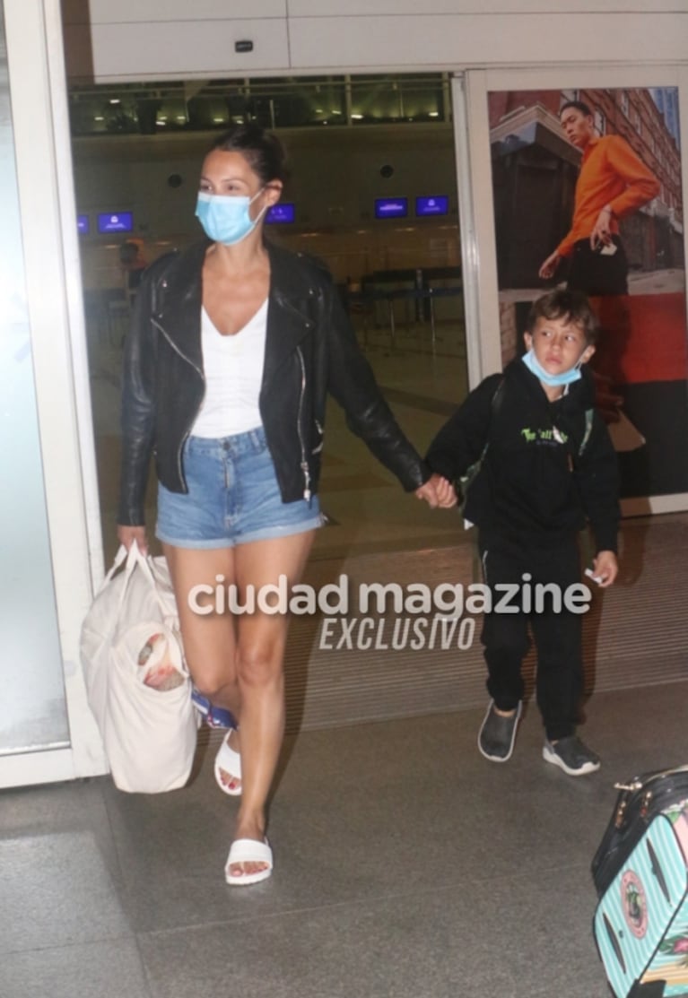 El look de Pampita y su familia en el aeropuerto de Ezeiza tras regresar de sus vacaciones en Punta Cana