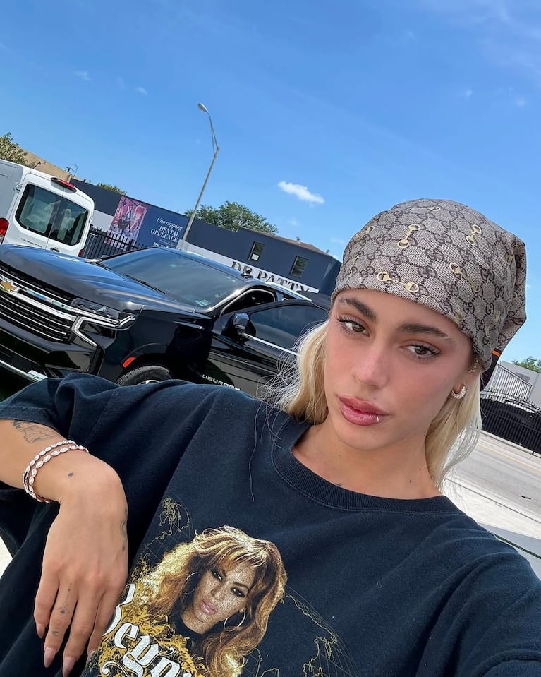 El look de Tini Stoessel con accesorios de lujo (Foto: Instagram/@tinistoessel).