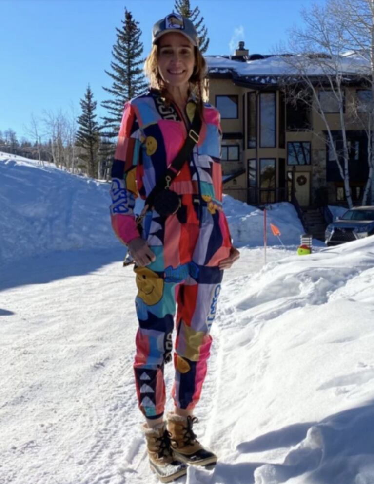 El look de Vero Lozano en sus vacaciones en Aspen: mono colorido y botas con corderito