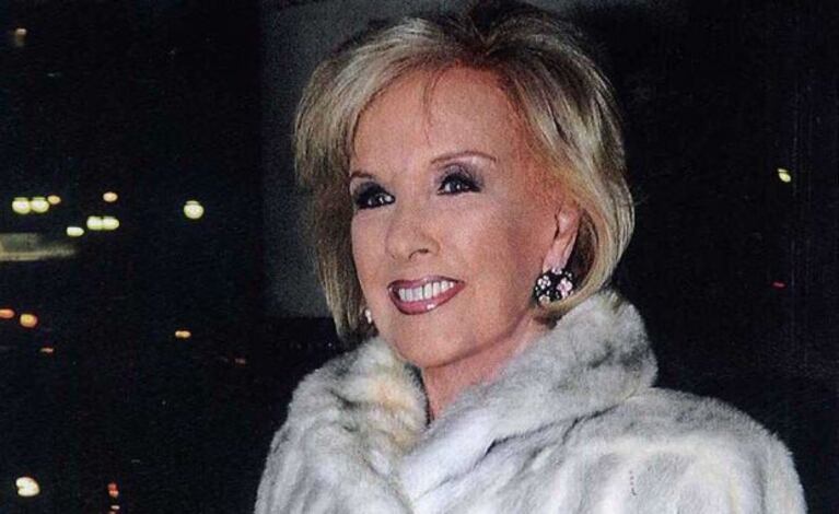 El look invernal de Mirtha Legrand. (Foto: Revista ¡Hola! Argentina)