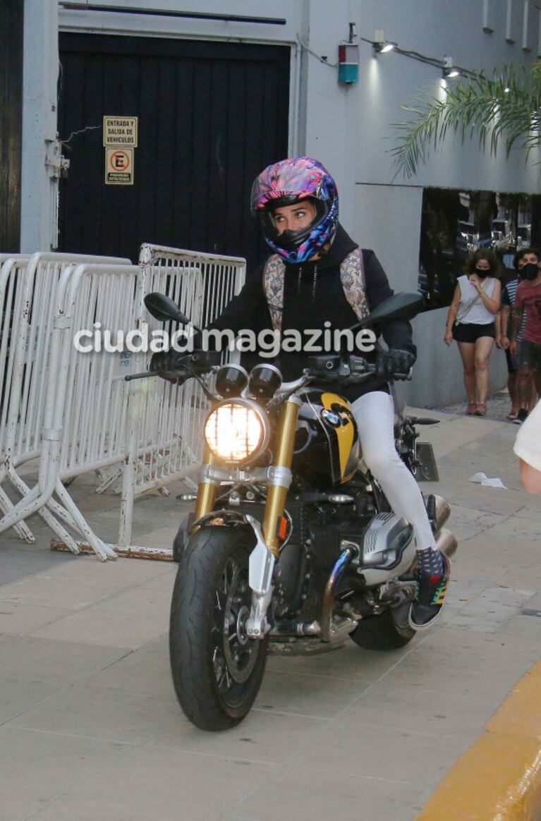 El look motoquero súper canchero de Juana Viale para ir al programa de Mirtha: mucho color y selfies con la gente