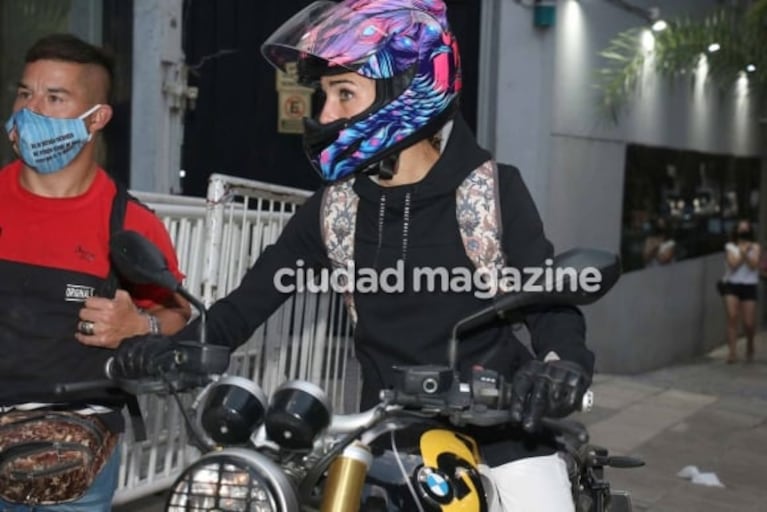 El look motoquero súper canchero de Juana Viale para ir al programa de Mirtha: mucho color y selfies con la gente