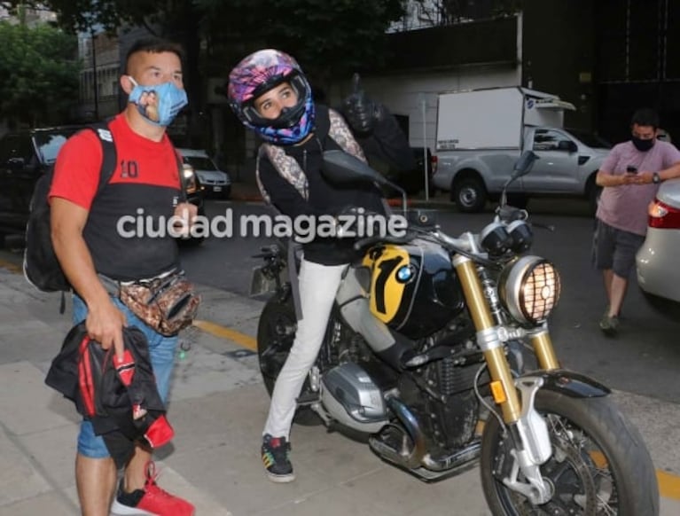 El look motoquero súper canchero de Juana Viale para ir al programa de Mirtha: mucho color y selfies con la gente