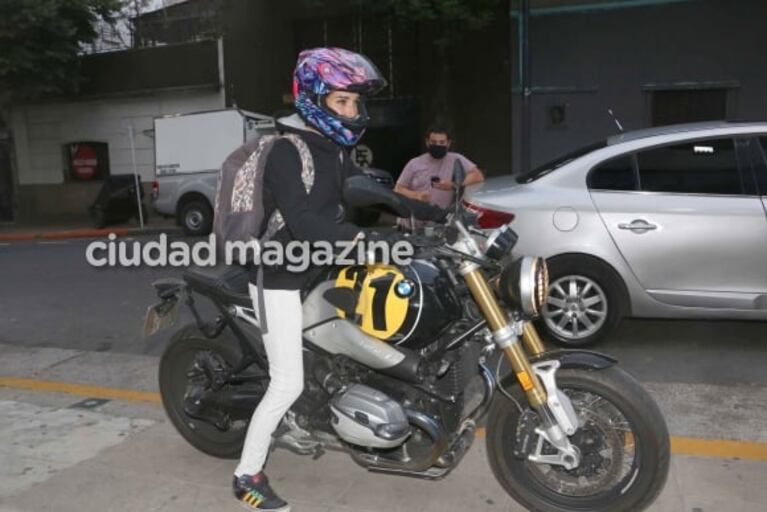 El look motoquero súper canchero de Juana Viale para ir al programa de Mirtha: mucho color y selfies con la gente