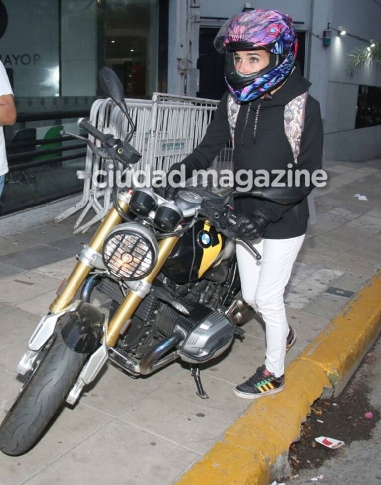 El look motoquero súper canchero de Juana Viale para ir al programa de Mirtha: mucho color y selfies con la gente