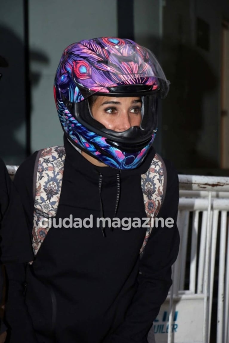 El look motoquero súper canchero de Juana Viale para ir al programa de Mirtha: mucho color y selfies con la gente