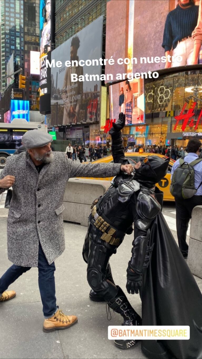 El look "new yorker" de Jorge Rial en su romántico viaje con Romina Pereiro