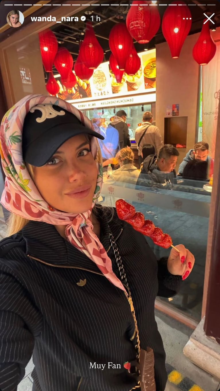 El look relajado con accesorios de lujos de Wanda Nara en su viaje a Shangai (Foto: Instagram/@wanda_nara).
