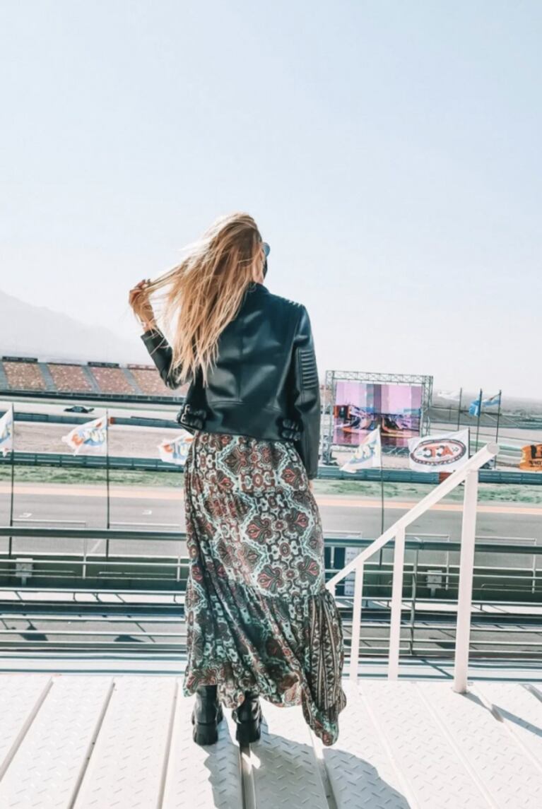 El look súper canchero de Nicole Neumann para ir a ver a José Manuel Urcera al TC: "Mi propia aventura"