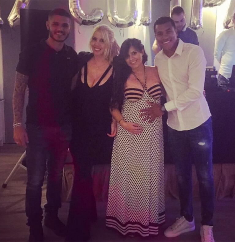 El look súper sexy de Wanda Nara para salir junto a Mauro Icardi: ¡tremendo escote y mimos!