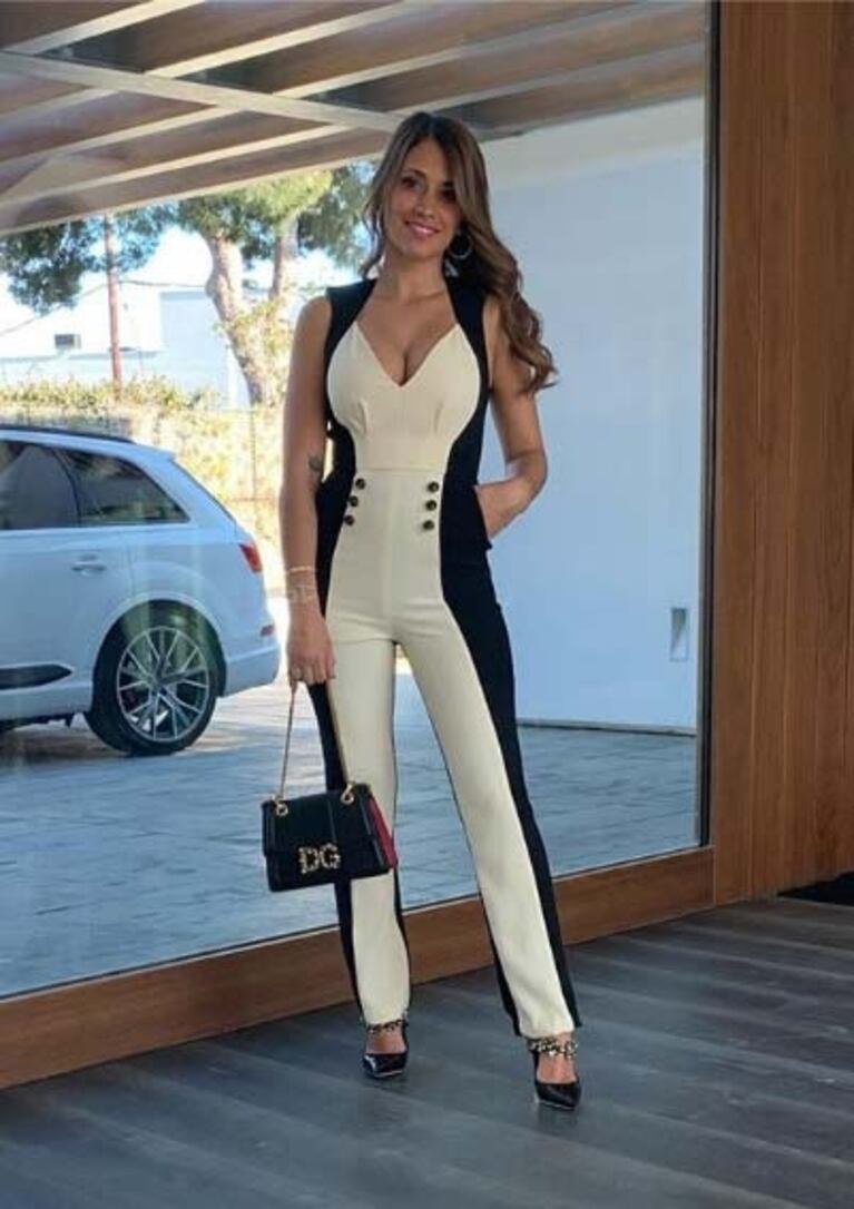 El look súper sexy que Antonela Roccuzzo lució en un bautismo: mono ceñido al cuerpo y profundo escote 