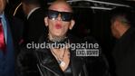 El look total black de Furia para ir al circo: minivestido y botas altas