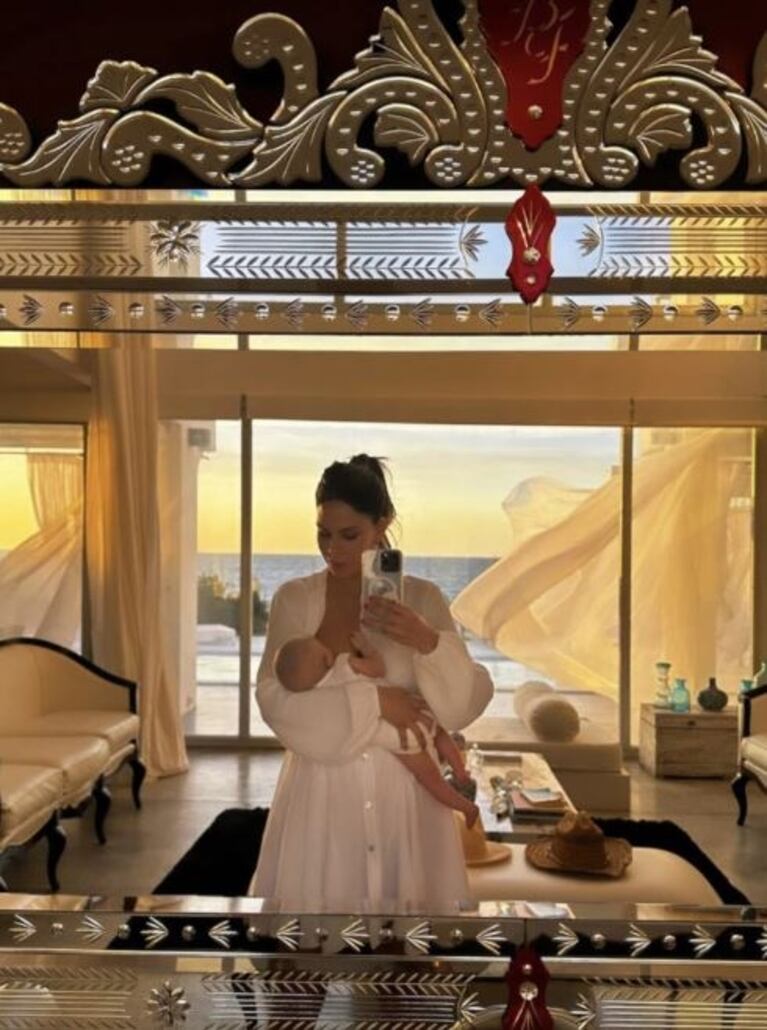 El look total white de Barby Franco y su bebita Sarah para viajar en avión por primera vez