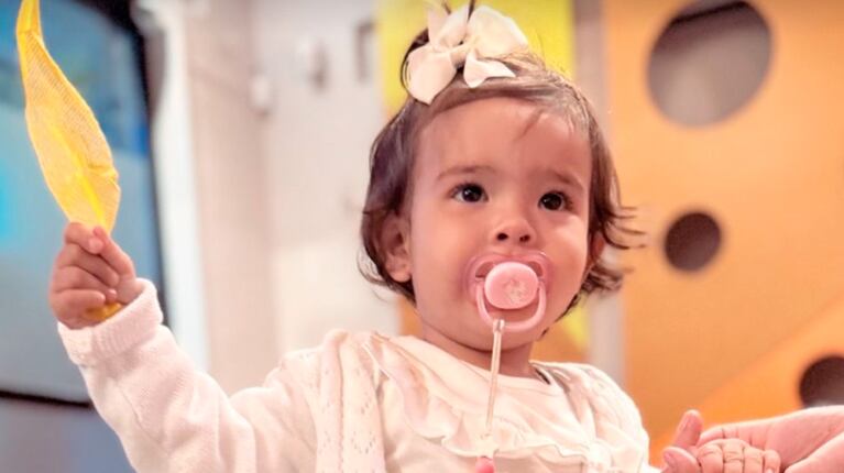 El look trendy de Sarah Burlando para jugar en el parque con Cósimo, el hijo de Angie Balbiani.