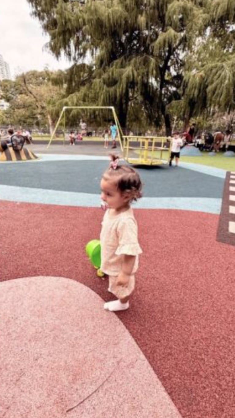 El look trendy de Sarah Burlando para jugar en el parque con Cósimo, el hijo de Angie Balbiani: las fotos