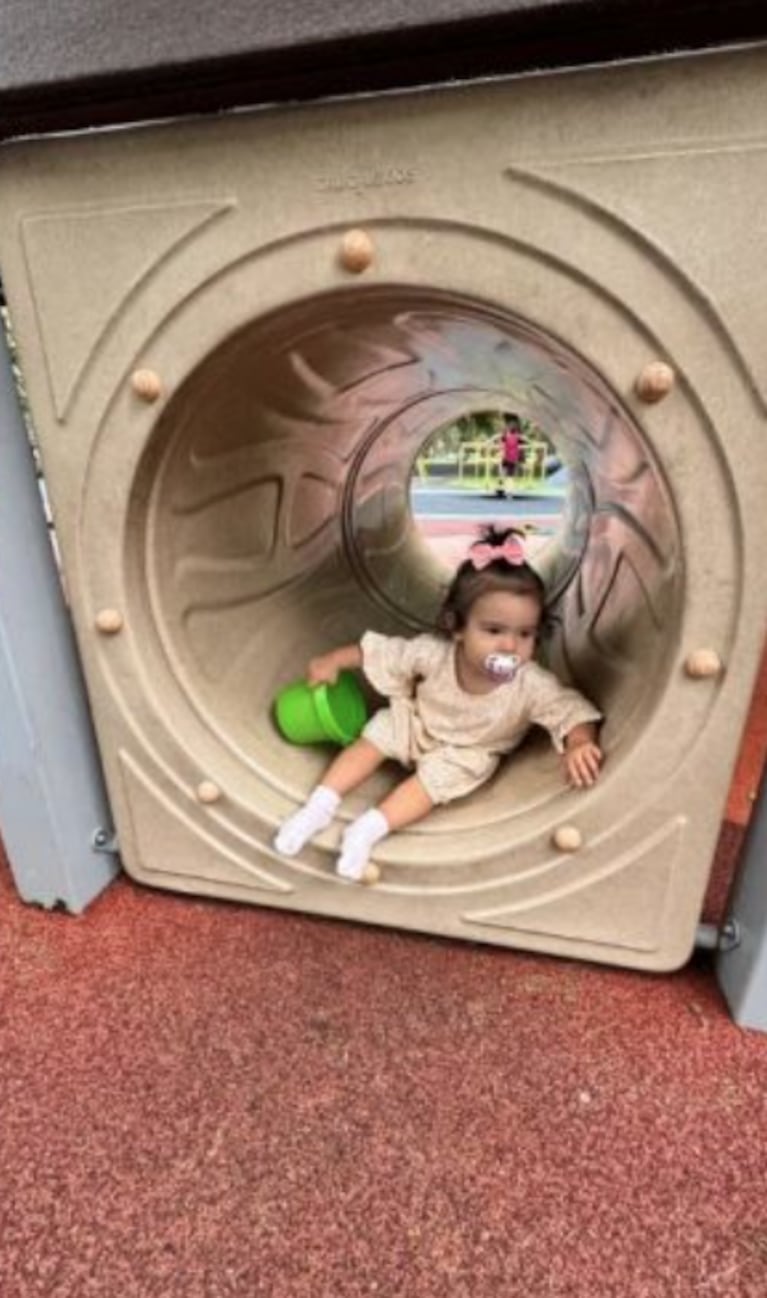 El look trendy de Sarah Burlando para jugar en el parque con Cósimo, el hijo de Angie Balbiani: las fotos