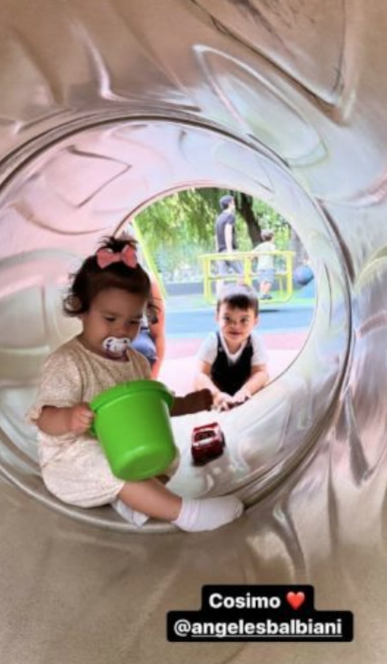 El look trendy de Sarah Burlando para jugar en el parque con Cósimo, el hijo de Angie Balbiani: las fotos