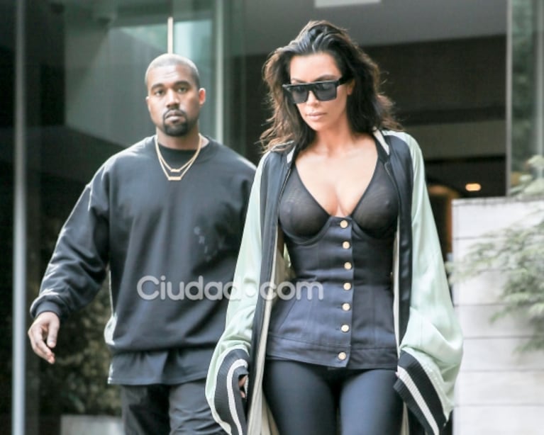 El look ultra sexy de Kim Kardashian: súper escote… ¡y transparencias a full!