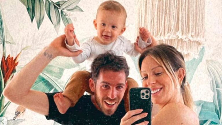 El marido de Noelia Marzol la mandó al frente: la modelo se hace tratamientos faciales mientras él maneja.