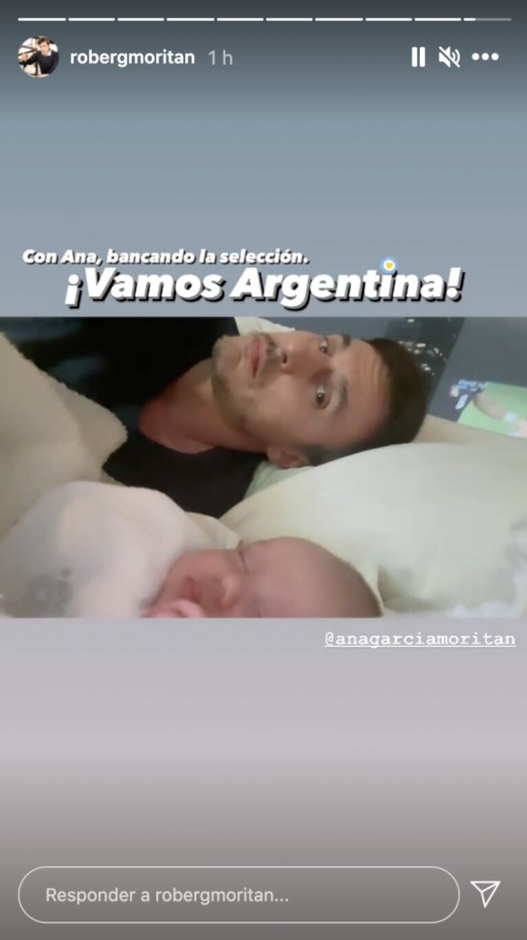 El marido de Pampita quiso alentar a la selección argentina con Ana pero la beba se quedó dormida