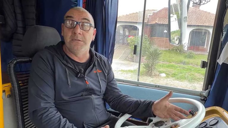 El matrimonio que se mudó a un viejo colectivo escolar transformado en una casa rodante