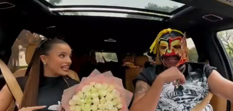 El mexicano le regaló a Emilia un ramo de flores.