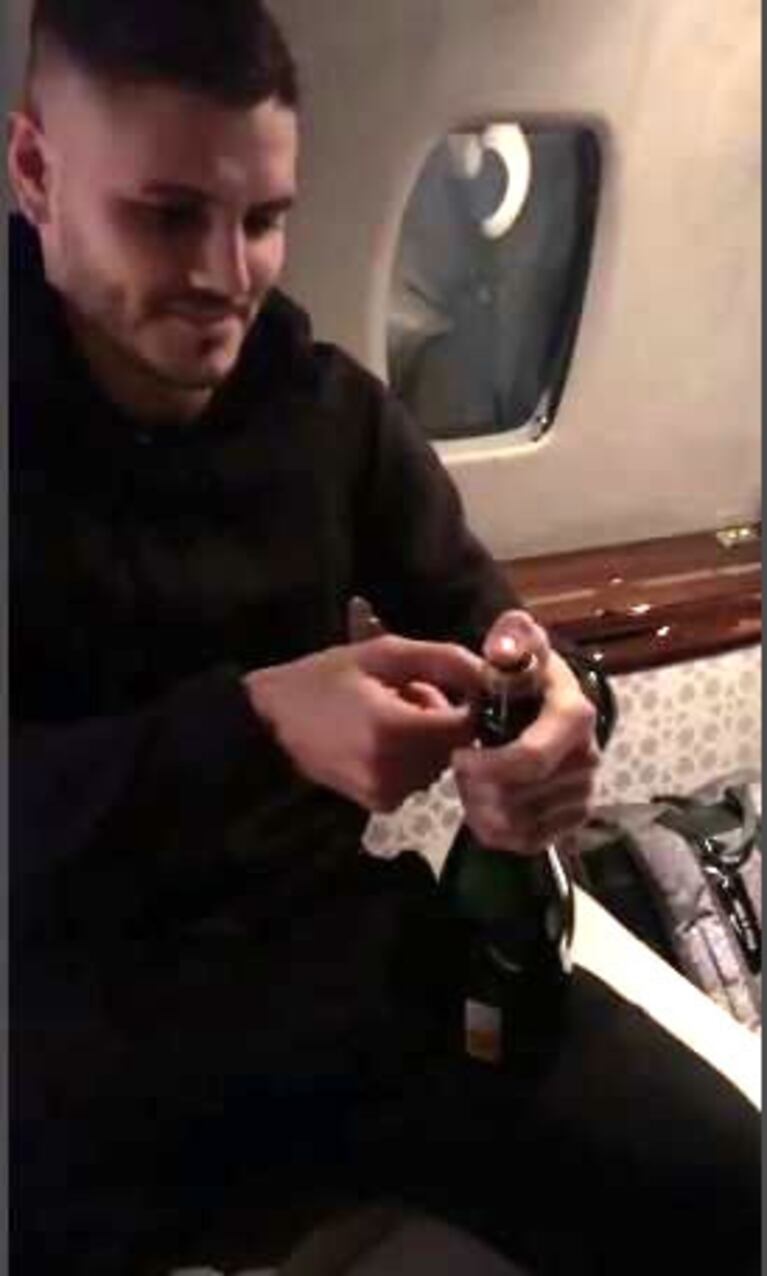 El millonario contrato que Wanda Nara le cerró a Mauro Icardi: festejo con champagne arriba de un jet privado