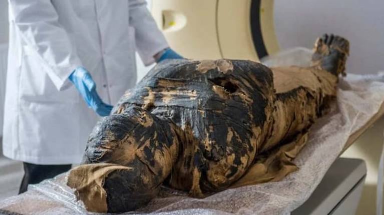 El misterio de una momia egipcia embarazada y su tralado a Polonia
